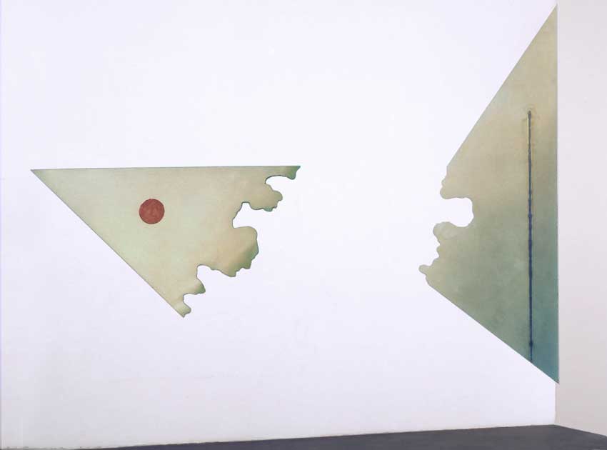 2plaques sur le mur dfendent des attributs de formes gomtriques. Seul l' intervalle qui les sparent se dfinit par une ligne organique qui installe entre elles un espace spcifique. C' est l' arte droite du mur qui sert d' appui architectural. Les interventions internes restent gomtriques. Un cercle peint et une ligne verticale parallle au mur d' oxydation-chalumeau.